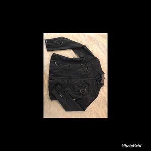 Fitted leather jacket for the fall weather ! 🍁